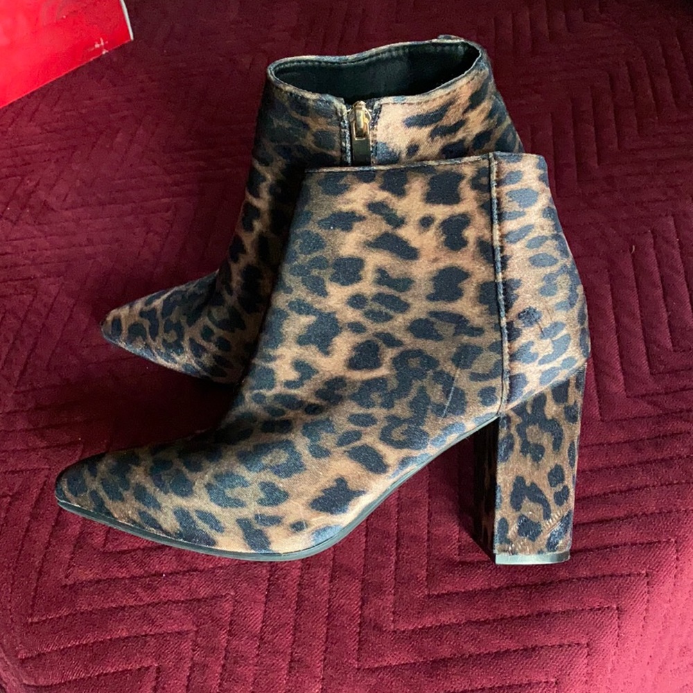 Bamboo leopard pointed toe ankle booties - size 8